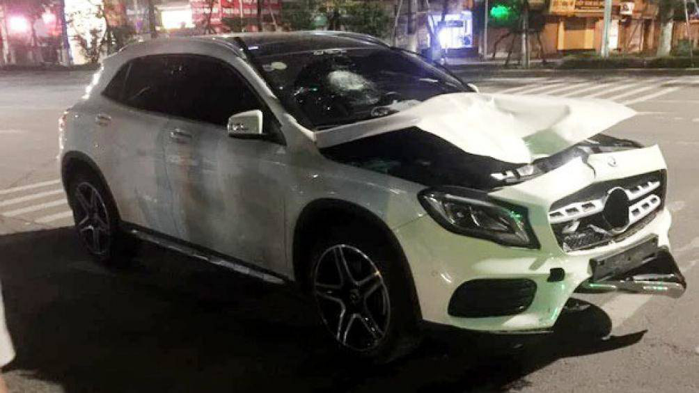 tai-nan-mercedes-benz2-1574219038-width1004height565 Vì sao xe Mercedes-Benz liên tiếp gây tai nạn liên hoàn, khó hiểu? - Ảnh 2.