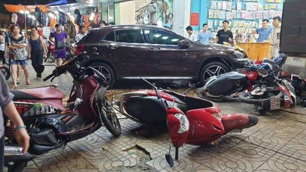 tai-nan-mercedes-benz5-1574219088-width1004height565 Vì sao xe Mercedes-Benz liên tiếp gây tai nạn liên hoàn, khó hiểu? - Ảnh 3.