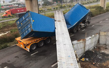 Cầu bộ hành bị sập đè xe đầu kéo không có hồ sơ thiết kế