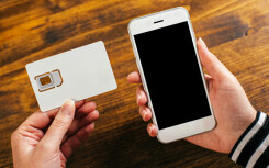 Du lịch nước ngoài nên dùng dịch vụ roaming hay SIM du lịch?