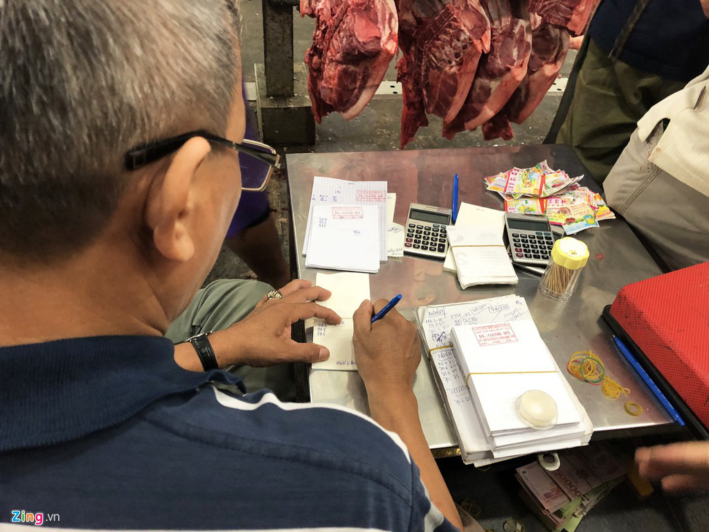 Tiểu thương chợ Bình Điền lao đao vì giá lợn tăng vọt - Ảnh 1.