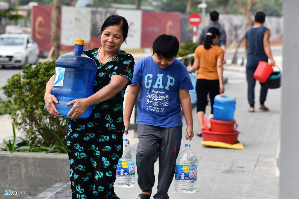 Cư dân Hateco lại rồng rắn đi xách nước lên tầng cao - Ảnh 2. Cư dân Hateco lại rồng rắn đi xách nước lên tầng cao - Ảnh 2.