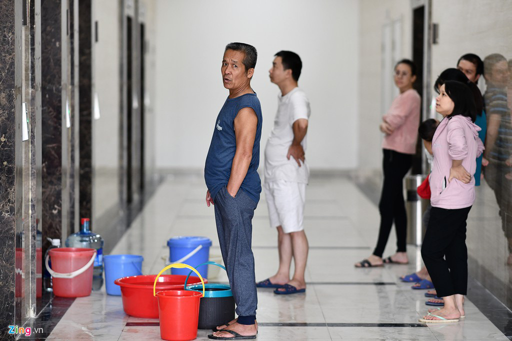 Cư dân Hateco lại rồng rắn đi xách nước lên tầng cao - Ảnh 5. Cư dân Hateco lại rồng rắn đi xách nước lên tầng cao - Ảnh 5.