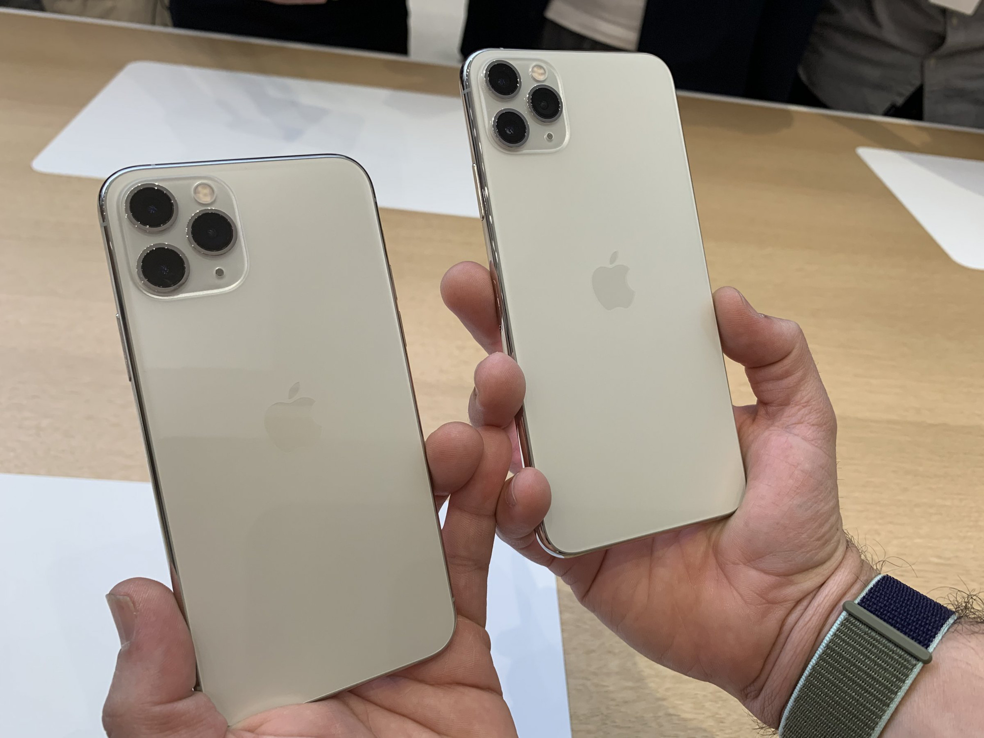 Dien-thoai-giam-gia-tuan-nay-Phan-khuc-cao-cap-giam-cao-ke-ca-iPhone-11 1 Dien-thoai-giam-gia-tuan-nay-Phan-khuc-cao-cap-giam-cao-ke-ca-iPhone-11 1