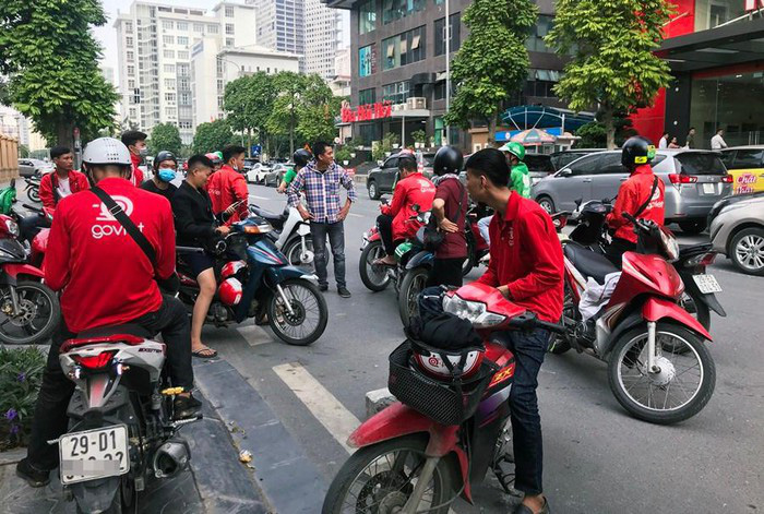 Hà Nội: Hàng trăm tài xế tắt ứng dụng, đình công ở trụ sở GoViet - Ảnh 1.