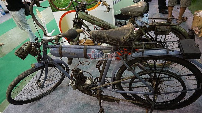 Xe đạp cổ 109 năm tuổi hàng hiếm giá hơn 200 triệu ở Hà Nội - Ảnh 2. Xe đạp cổ 109 năm tuổi hàng hiếm giá hơn 200 triệu ở Hà Nội - Ảnh 2.