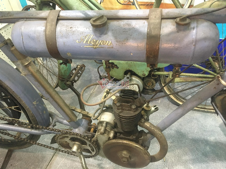 Xe đạp cổ 109 năm tuổi hàng hiếm giá hơn 200 triệu ở Hà Nội - Ảnh 7. Xe đạp cổ 109 năm tuổi hàng hiếm giá hơn 200 triệu ở Hà Nội - Ảnh 7.