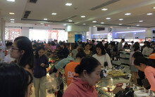 Quần áo, giày dép giảm đến 80% dịp Black Friday, người Đà Nẵng vác túi đi mua sắm