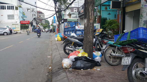 Nhiều người dân mặc kệ xả rác, doanh nghiệp mặc kệ xả thải - Ảnh 1. Nhiều người dân mặc kệ xả rác, doanh nghiệp mặc kệ xả thải - Ảnh 1.