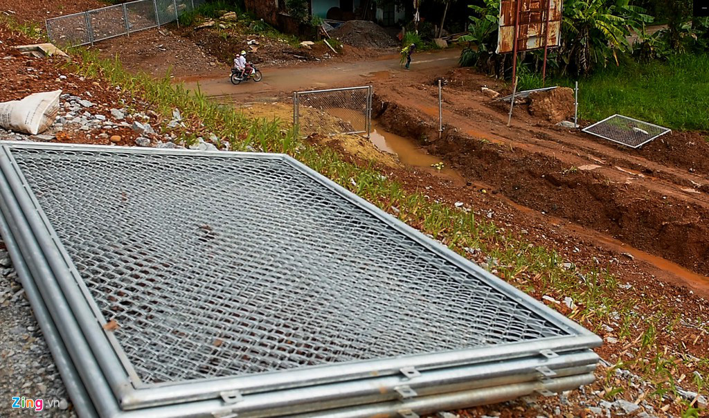 Rào chắn ngổn ngang trên cao tốc 34.500 tỉ - Ảnh 6. Rào chắn ngổn ngang trên cao tốc 34.500 tỉ - Ảnh 6.