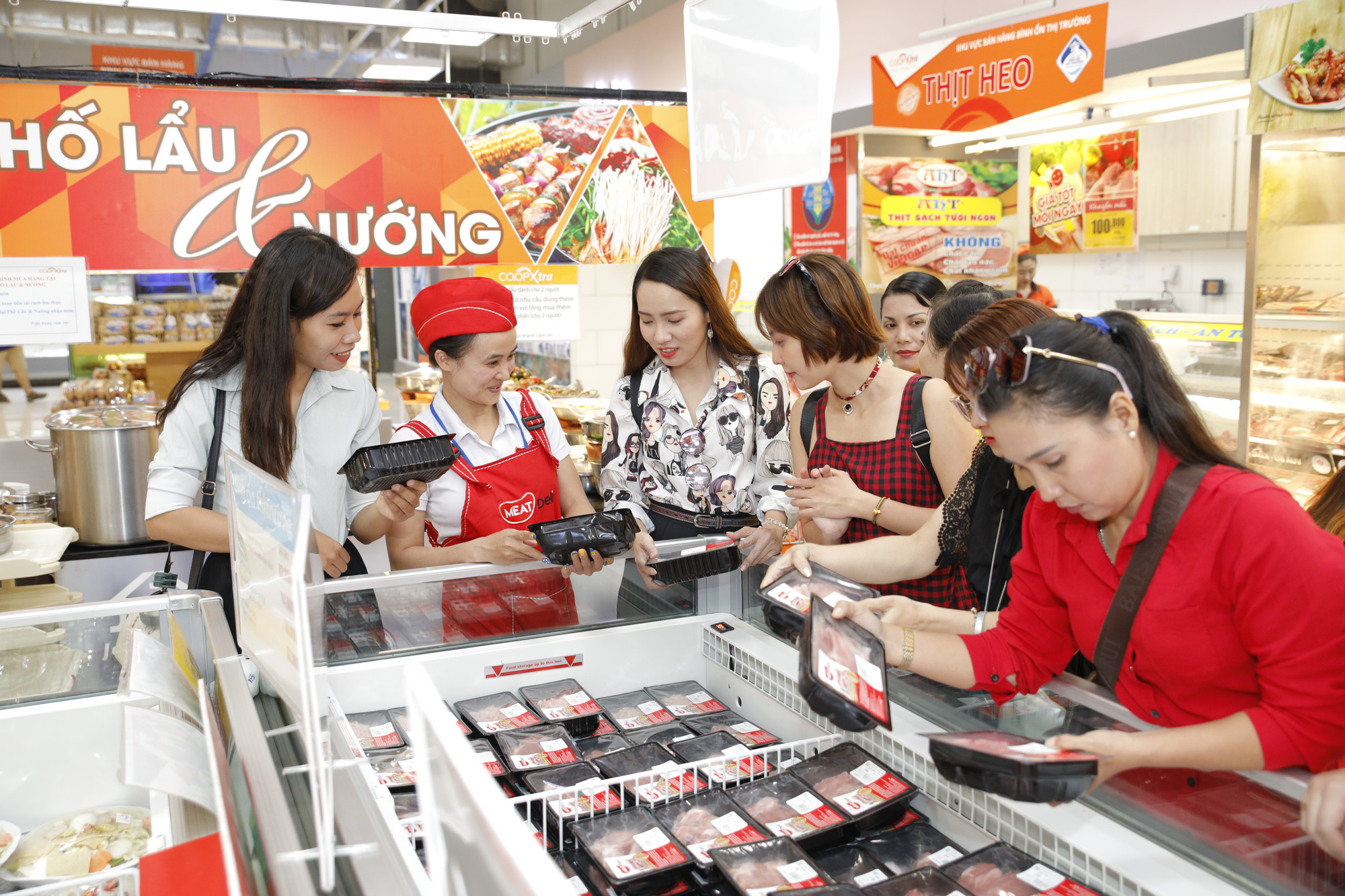 Người tiêu dùng mua thịt sạch MEATDeli tại một siêu thị