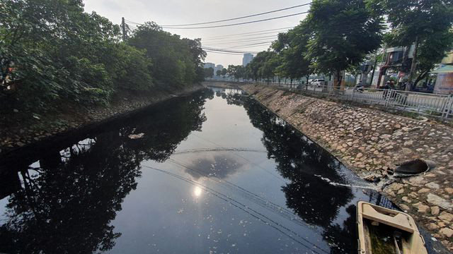 Hình ảnh những dòng sông bốc mùi ở Hà Nội mòn mỏi chờ 'hồi sinh' - Ảnh 3. Hình ảnh những dòng sông bốc mùi ở Hà Nội mòn mỏi chờ 'hồi sinh' - Ảnh 3.