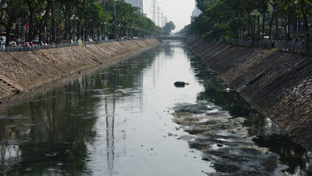 Hình ảnh những dòng sông bốc mùi ở Hà Nội mòn mỏi chờ 'hồi sinh' - Ảnh 5. Hình ảnh những dòng sông bốc mùi ở Hà Nội mòn mỏi chờ 'hồi sinh' - Ảnh 5.