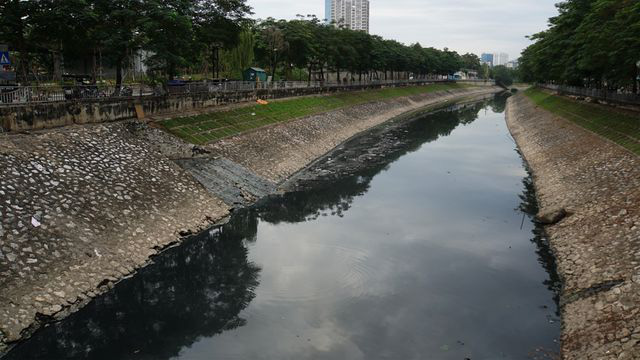 Hình ảnh những dòng sông bốc mùi ở Hà Nội mòn mỏi chờ 'hồi sinh' - Ảnh 7. Hình ảnh những dòng sông bốc mùi ở Hà Nội mòn mỏi chờ 'hồi sinh' - Ảnh 7.