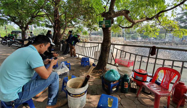 Hình ảnh những dòng sông bốc mùi ở Hà Nội mòn mỏi chờ 'hồi sinh' - Ảnh 9. Hình ảnh những dòng sông bốc mùi ở Hà Nội mòn mỏi chờ 'hồi sinh' - Ảnh 9.