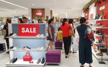 Hàng hiệu khuyến mãi chồng khuyến mãi ngày Black Friday, người Sài Gòn vẫn thờ ơ, chỉ tìm quần áo, mĩ phẩm giá rẻ