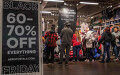 Quên chuyện thuế quan của Tổng thống Trump, người Mỹ vẫn chen lấn mua sắm ngày Black Friday