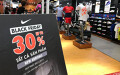 Mua sắm Black Friday 2019, lần đầu tiên chứng kiến hàng hóa ê hề giảm giá, cửa hàng vắng khách mua, nhiều người về tay không