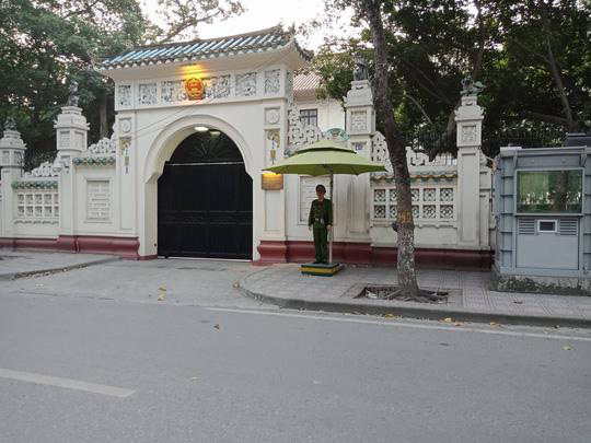 Dia chi, gio lam viec cua dai su quan Trung Quoc tai Viet Nam