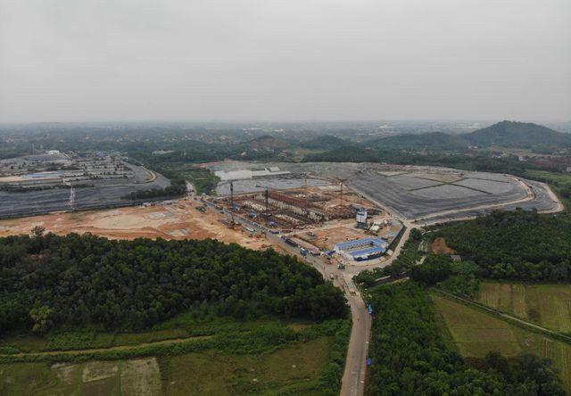 Hàng cây hoa sữa chuyển từ Hồ Tây đến bãi rác Nam Sơn giờ ra sao? - Ảnh 1. Hàng cây hoa sữa chuyển từ Hồ Tây đến bãi rác Nam Sơn giờ ra sao? - Ảnh 1.