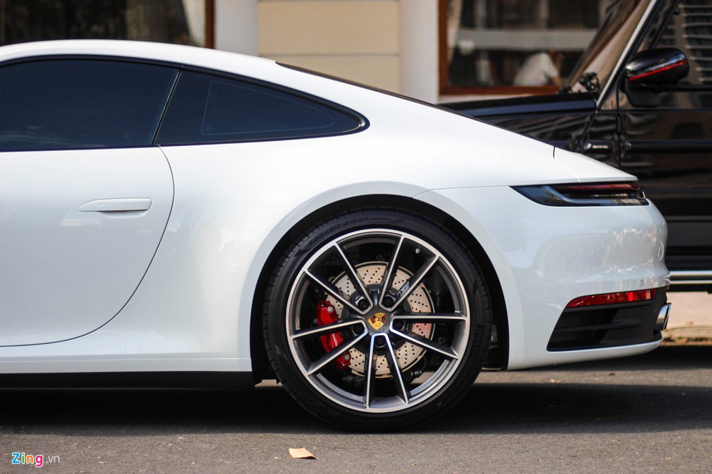 Vợ chồng Cường Đô La tậu Porsche 911 Carrera S giá gần 8 tỉ đồng - Ảnh 10. Vợ chồng Cường Đô La tậu Porsche 911 Carrera S giá gần 8 tỉ đồng - Ảnh 10.