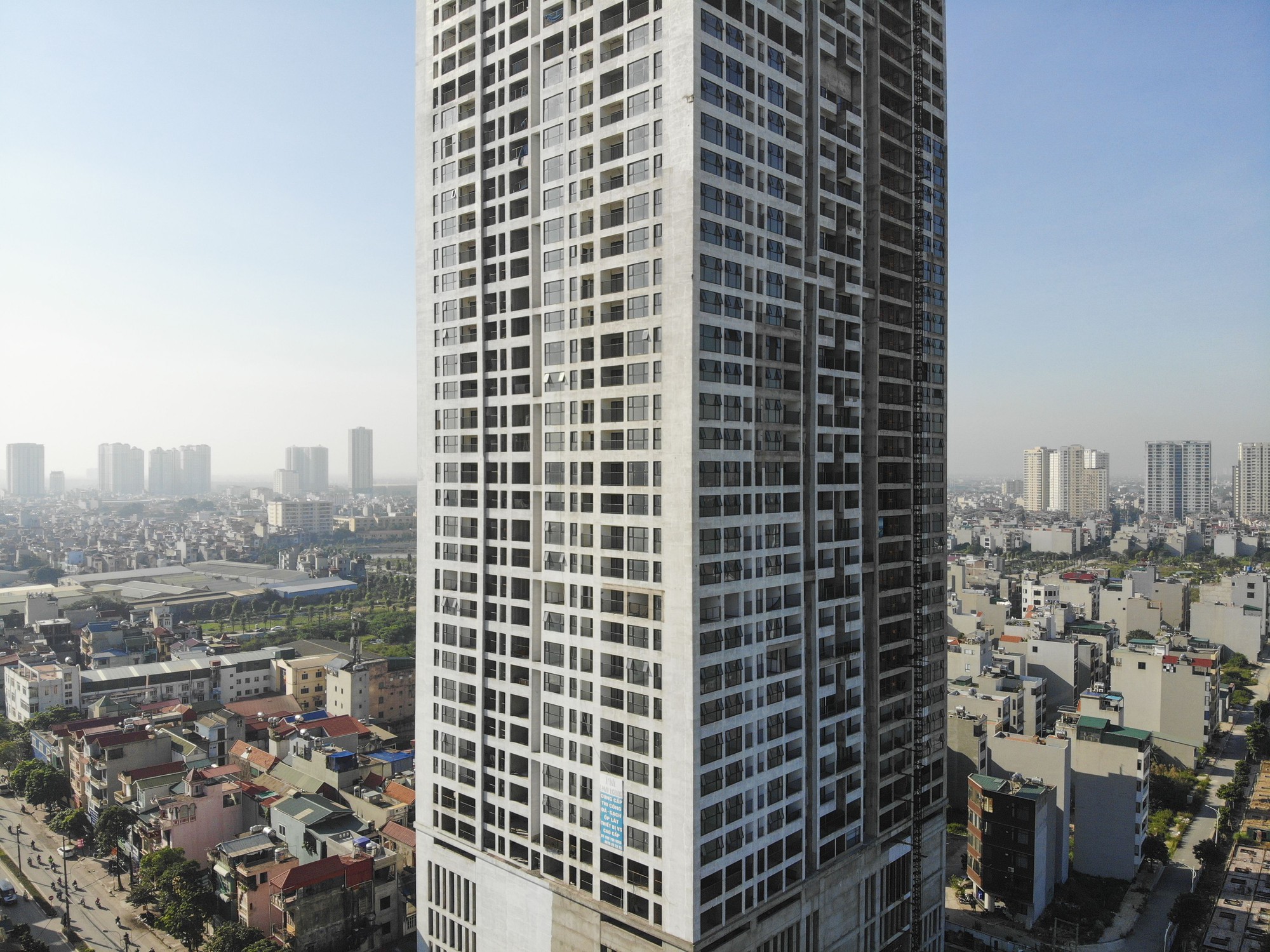 Những tòa cao ốc bỏ hoang sừng sững giữa 'đất vàng' Hà Nội - Ảnh 4. Những tòa cao ốc bỏ hoang sừng sững giữa 'đất vàng' Hà Nội - Ảnh 4.