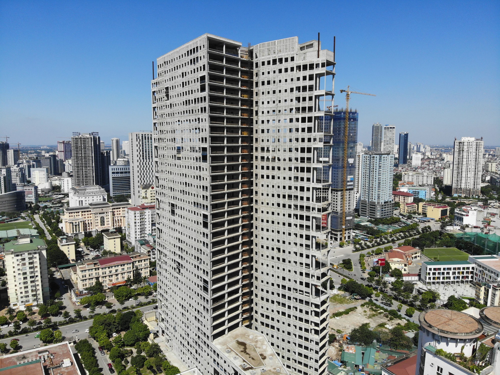 Những tòa cao ốc bỏ hoang sừng sững giữa 'đất vàng' Hà Nội - Ảnh 8. Những tòa cao ốc bỏ hoang sừng sững giữa 'đất vàng' Hà Nội - Ảnh 8.
