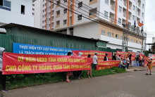 Cư dân nhà ở xã hội Hoàng Quân Nha Trang căng băng rôn đòi nhà sau 8 lần chủ đầu tư thất hứa bàn giao