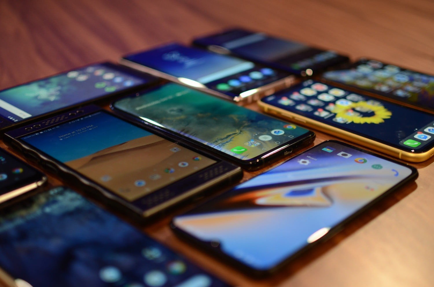 Dien-thoai-giam-gia-tuan-nay-Samsung-Galaxy-va-dien-thoai-gia-re-co-nhieu-uu-dai 1