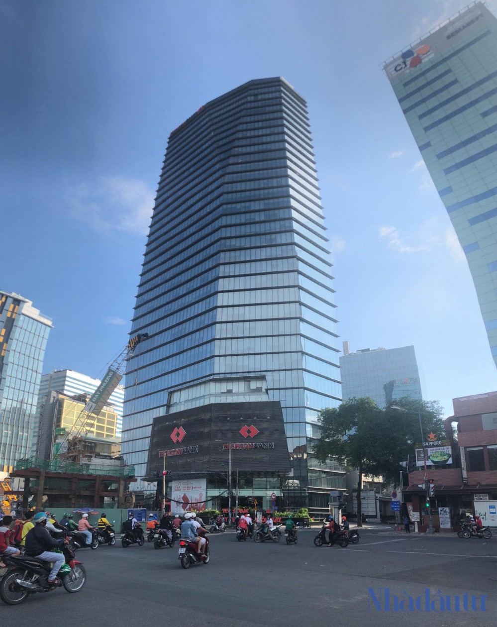 Biểu tượng trên đất vàng Sài Gòn của 2 nhà băng tư nhân số 1 Việt Nam - Ảnh 1. Biểu tượng trên đất vàng Sài Gòn của 2 nhà băng tư nhân số 1 Việt Nam - Ảnh 1.