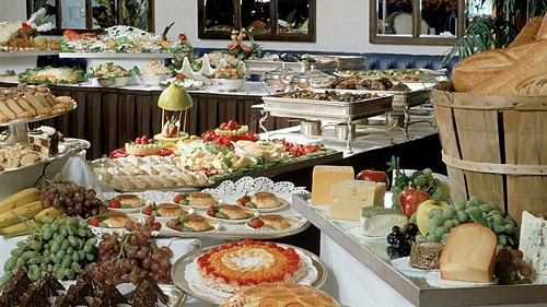 Lí do khách sạn luôn có buffet sáng miễn phí - Ảnh 1.