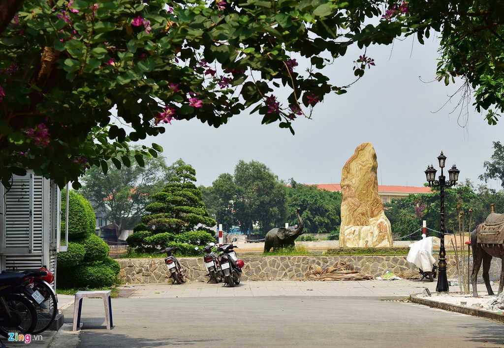 Người dân bị cách li với bờ sông Sài Gòn tại khu Thảo Điền - Ảnh 3.