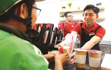 Xếp hàng mua li trà sữa 50.000 đồng hết thời vì quá đắt, ông lớn ngoại mở cửa hàng nhỏ bán trà sữa take away