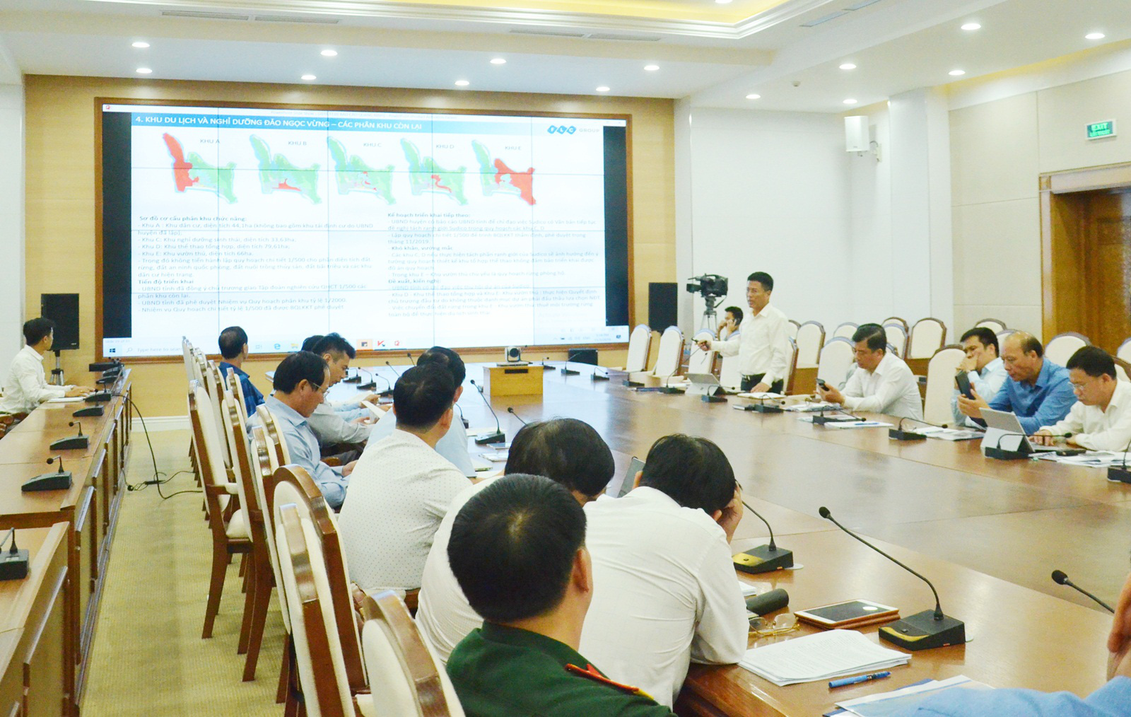 Làm việc với Tập đoàn FLC về tiến độ triển khai 30 dự án, Chủ tịch tỉnh Quảng Ninh yêu cầu chọn nhà đầu tư uy tín - Ảnh 2. Làm việc với Tập đoàn FLC về tiến độ triển khai 30 dự án, Chủ tịch tỉnh Quảng Ninh yêu cầu chọn nhà đầu tư uy tín - Ảnh 2.