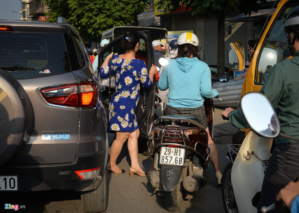Chục nghìn người nhúc nhích ở đường Trường Chinh vì xe tải hỏng - Ảnh 4.