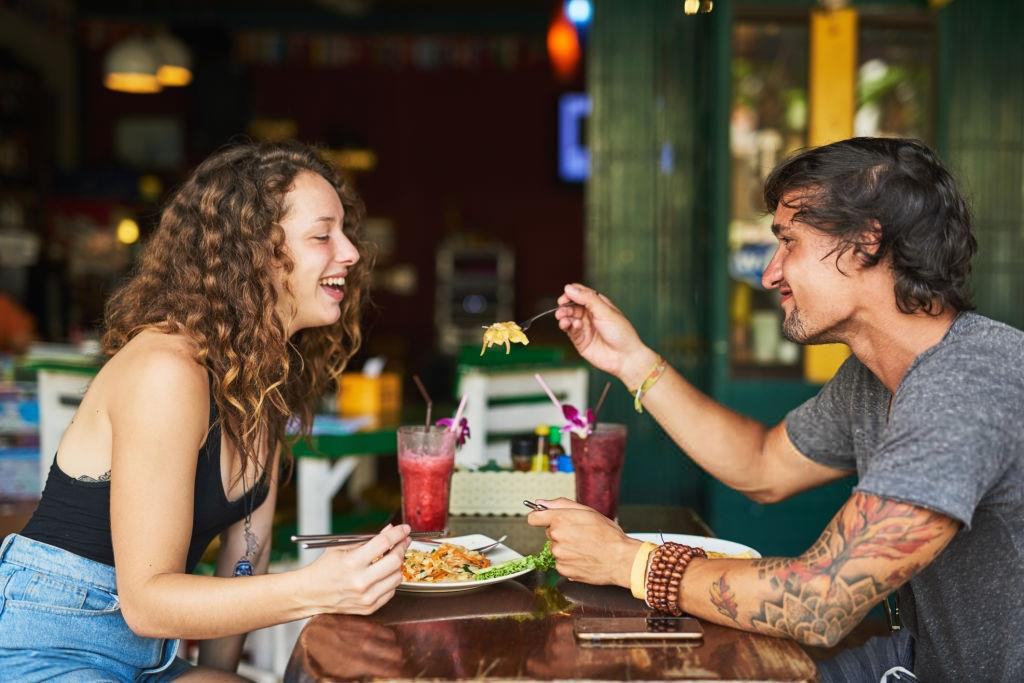 Loạt qui tắc ăn uống tránh làm phật ý người nước ngoài - Ảnh 1. Loạt qui tắc ăn uống tránh làm phật ý người nước ngoài - Ảnh 1.