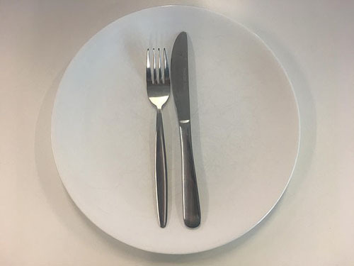 Ẩn ý sau cách xếp dao dĩa trên bàn ăn - Ảnh 3. Ẩn ý sau cách xếp dao dĩa trên bàn ăn - Ảnh 3.