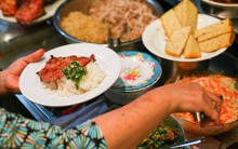 Quán hủ tiếu, cơm tấm ở Sài Gòn ngày thịt heo tăng giá khủng