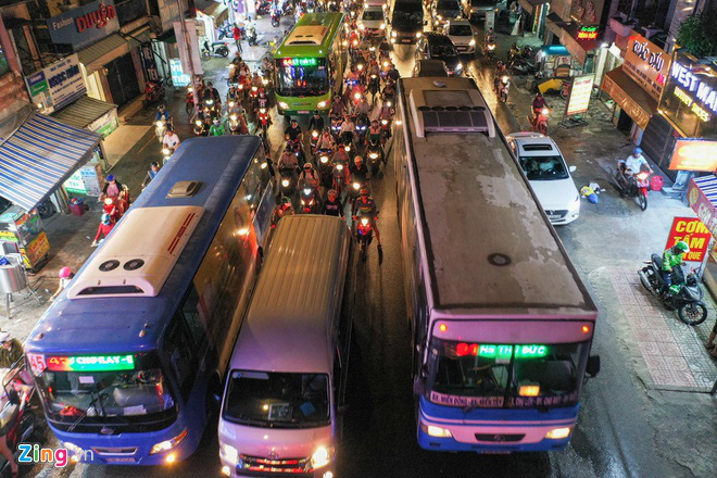Bí thư TP HCM: Xe buýt có thể kết hợp xe công nghệ, đón khách tận nhà - Ảnh 2. Bí thư TP HCM: Xe buýt có thể kết hợp xe công nghệ, đón khách tận nhà - Ảnh 2.