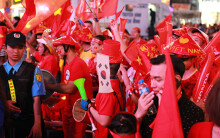 Phố đi bộ Nguyễn Huệ chật kín người cổ vũ U22 Việt Nam đá chung kết SEA Games 30