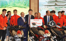 Hai đội tuyển bóng đá Việt Nam vô địch SEA Games được thưởng xe máy Honda, VinFast Klara S và hơn 23 tỉ đồng