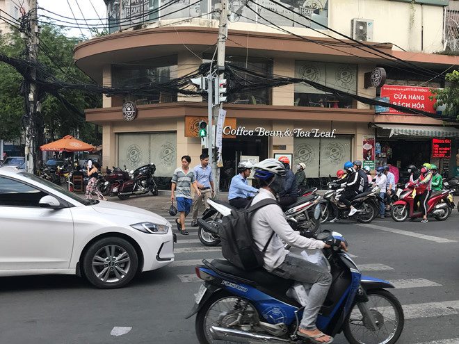 TP HCM 'bỏ quên' người đi bộ? - Ảnh 2. TP HCM 'bỏ quên' người đi bộ? - Ảnh 2.
