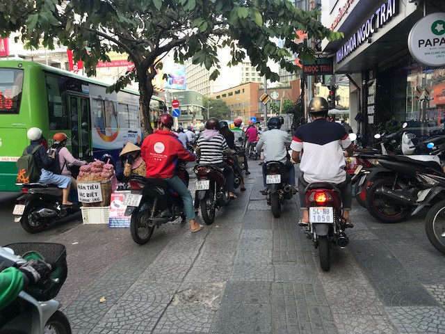 TP HCM 'bỏ quên' người đi bộ? - Ảnh 11. TP HCM 'bỏ quên' người đi bộ? - Ảnh 11.