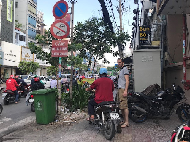 TP HCM 'bỏ quên' người đi bộ? - Ảnh 12. TP HCM 'bỏ quên' người đi bộ? - Ảnh 12.