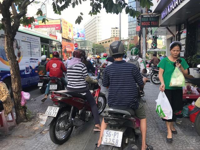 TP HCM 'bỏ quên' người đi bộ? - Ảnh 13. TP HCM 'bỏ quên' người đi bộ? - Ảnh 13.
