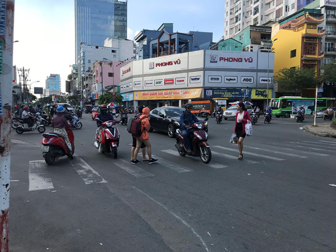 TP HCM 'bỏ quên' người đi bộ? - Ảnh 3. TP HCM 'bỏ quên' người đi bộ? - Ảnh 3.