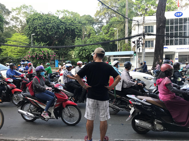 TP HCM 'bỏ quên' người đi bộ? - Ảnh 4. TP HCM 'bỏ quên' người đi bộ? - Ảnh 4.