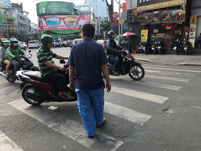 TP HCM 'bỏ quên' người đi bộ? - Ảnh 5. TP HCM 'bỏ quên' người đi bộ? - Ảnh 5.