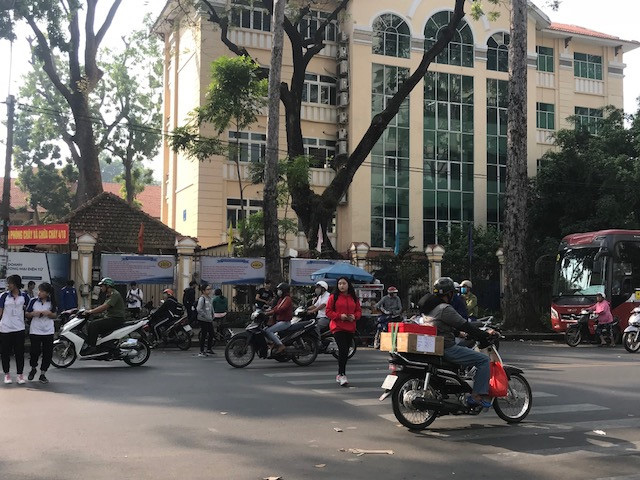 TP HCM 'bỏ quên' người đi bộ? - Ảnh 6. TP HCM 'bỏ quên' người đi bộ? - Ảnh 6.