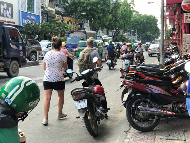 TP HCM 'bỏ quên' người đi bộ? - Ảnh 10. TP HCM 'bỏ quên' người đi bộ? - Ảnh 10.